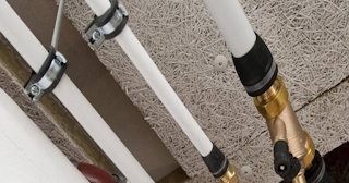 Замена труб водоснабжения в квартире: цена от 2100 руб. - СантехДомПлс